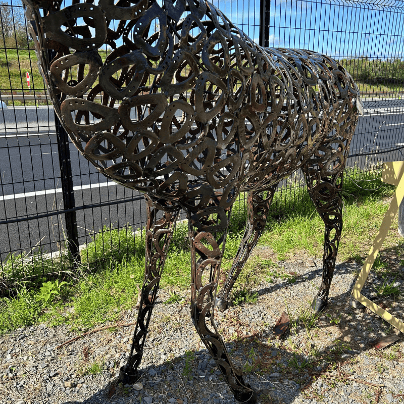 Sculpture de cerf en métal recyclé