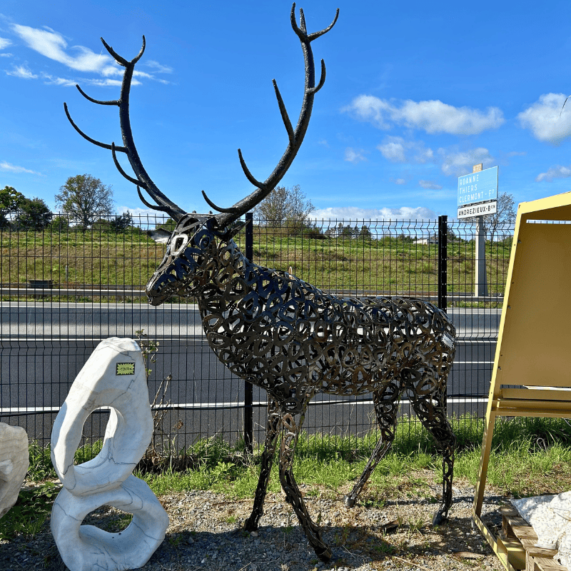 Sculpture de cerf en métal recyclé